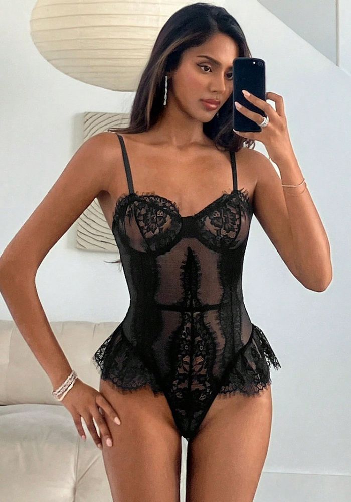 Body en dentelle noire pour femmes avec armatures en mesh et dentelle à franges