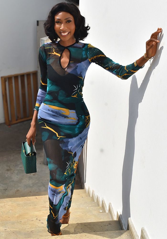 Robe longue à manches longues en bodycon rétro pour femmes avec découpe et col rond