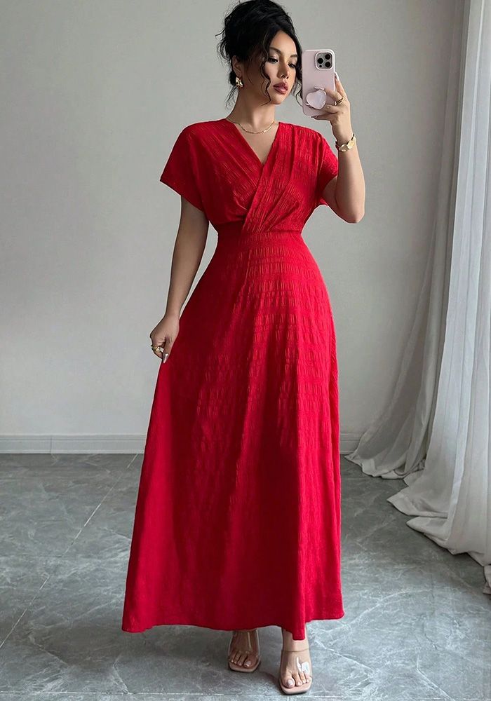 Robe Maxi Élégante Plissée Rouge à Col V pour Femmes