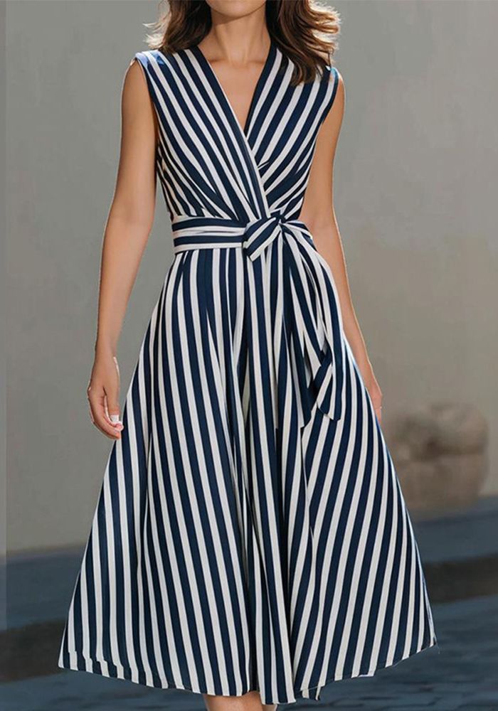 Robe sans manches à rayures noires et blanches pour femmes avec décolleté en V et ceinture
