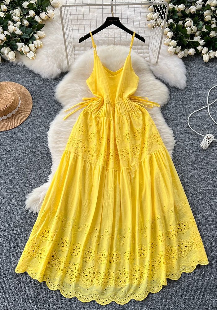 Robe d'été à lacets pour femmes avec découpes et broderies