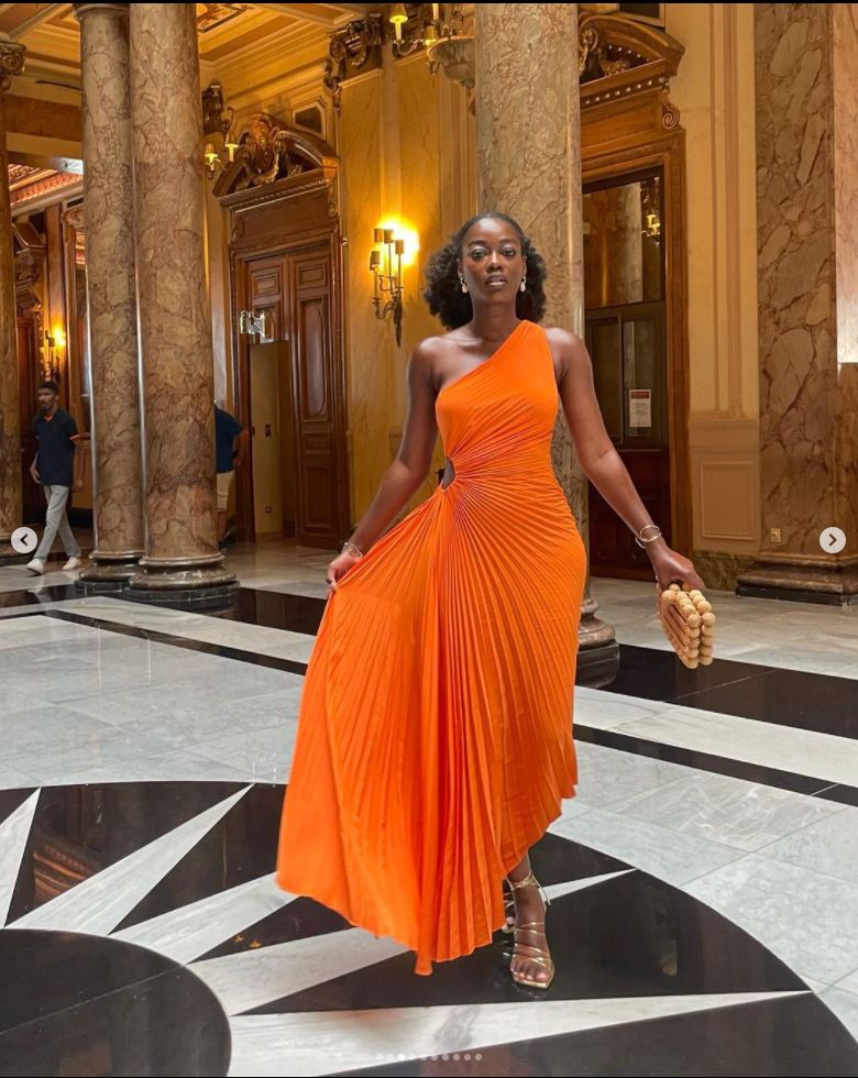 Robe de soirée élégante à coupe slim fit à une épaule et découpes plissées