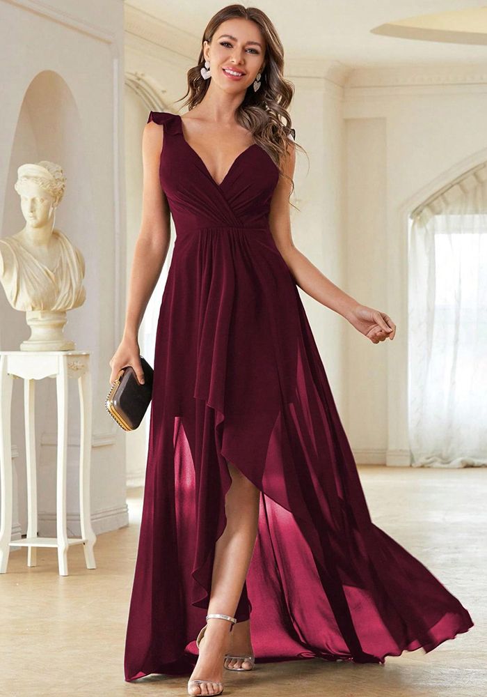 Robe de demoiselle d'honneur à encolure en V en chiffon froncé à dos bas et ourlet asymétrique pour femmes