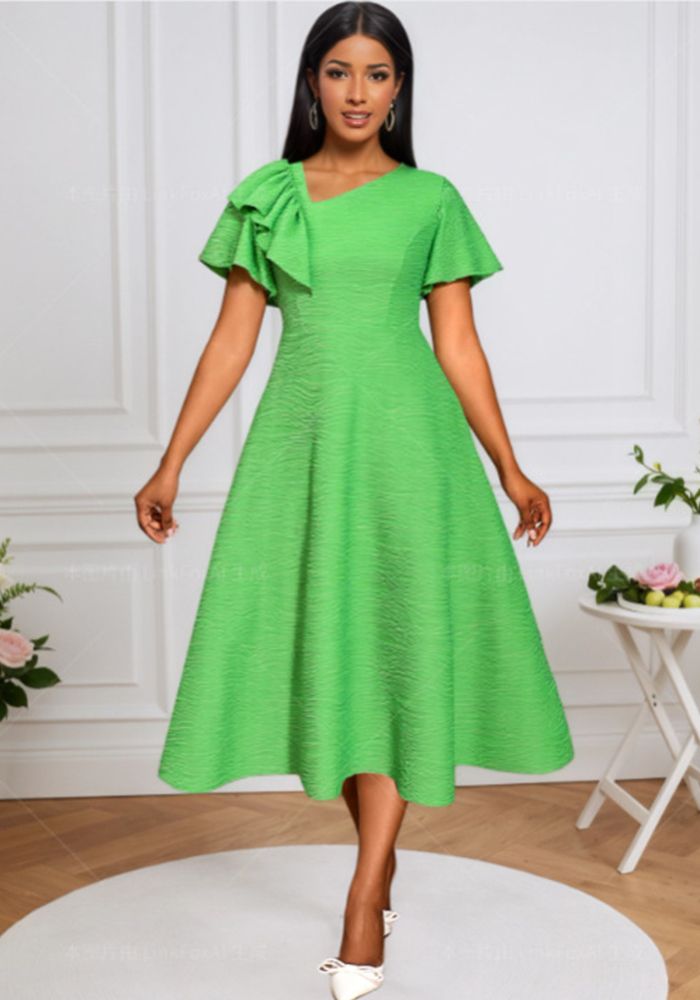 Robe de fête à épaule dénudée en vagues d'eau avec volants asymétriques et taille slim