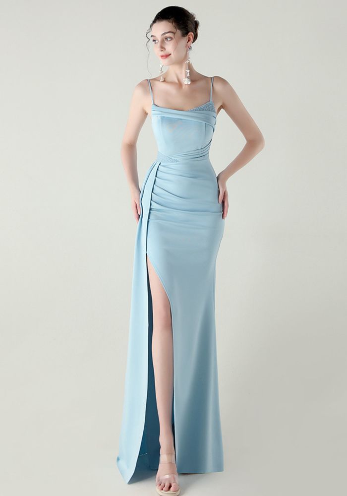 Robe de soirée en satin pour femmes avec chaîne perlée et fente en queue de poisson
