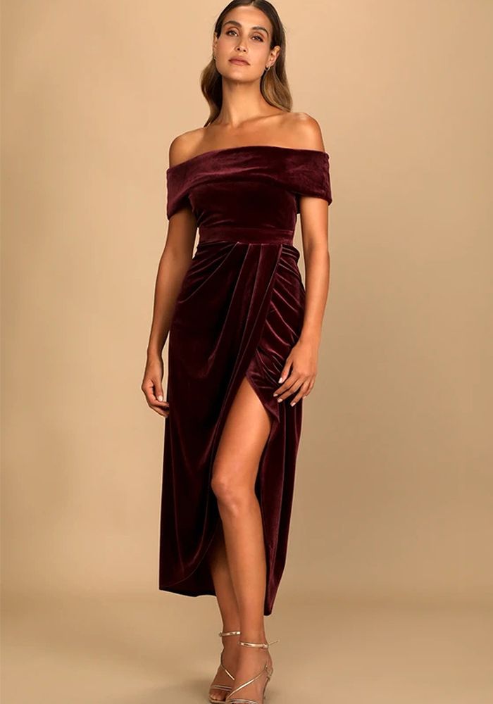 Robe en velours chic et élégante à épaules dénudées avec fente