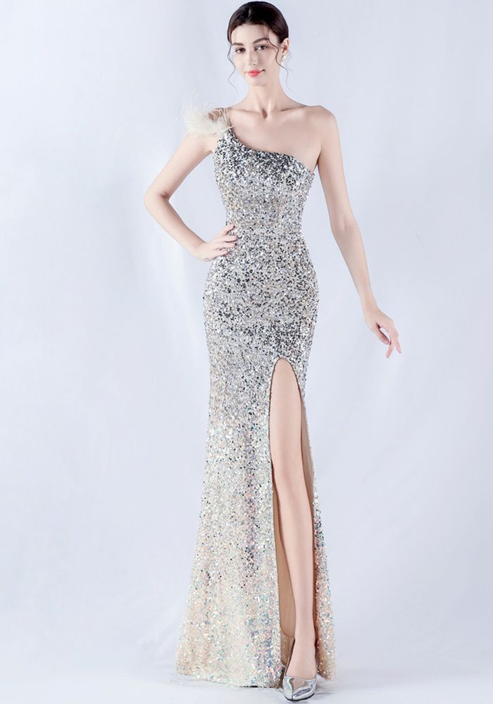 Robe de soirée pour femmes en velours dégradé avec perles et plumes d'autruche à une épaule et fente
