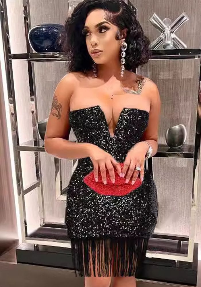 Robe bodycon sans bretelles à sequins et à franges en V
